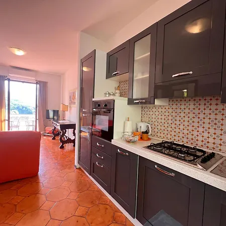 Apartment Welcome Riviera, Liguria Sea And Mountains, 80 Sqm Facing The Highway, With Free Wi-fi, Parking, And A Terrace