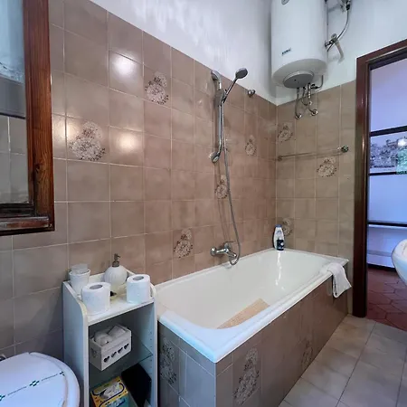 Welcome Riviera, Liguria Sea And Mountains, 80 Sqm Facing The Highway, With Free Wi-fi, Parking, And A Terrace